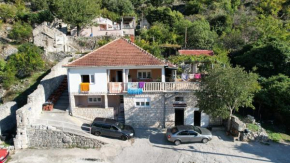 Janina Hiša, Stolac